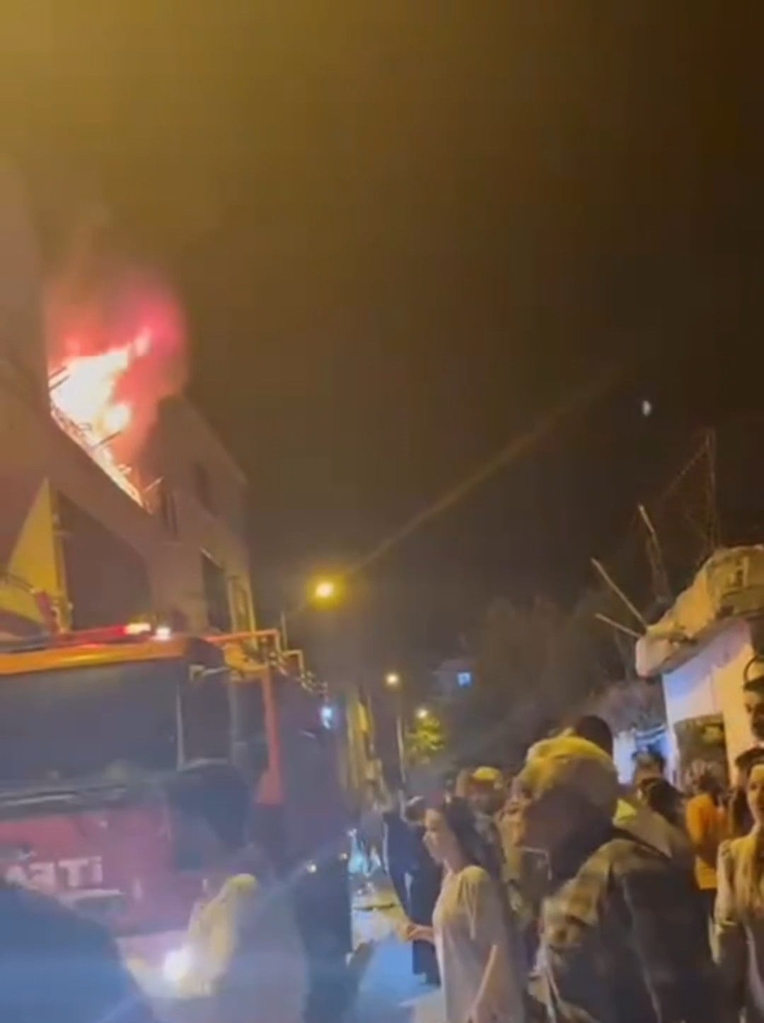 Yangında kalan çocuğunu kurtarmak için alevler ortasına daldı