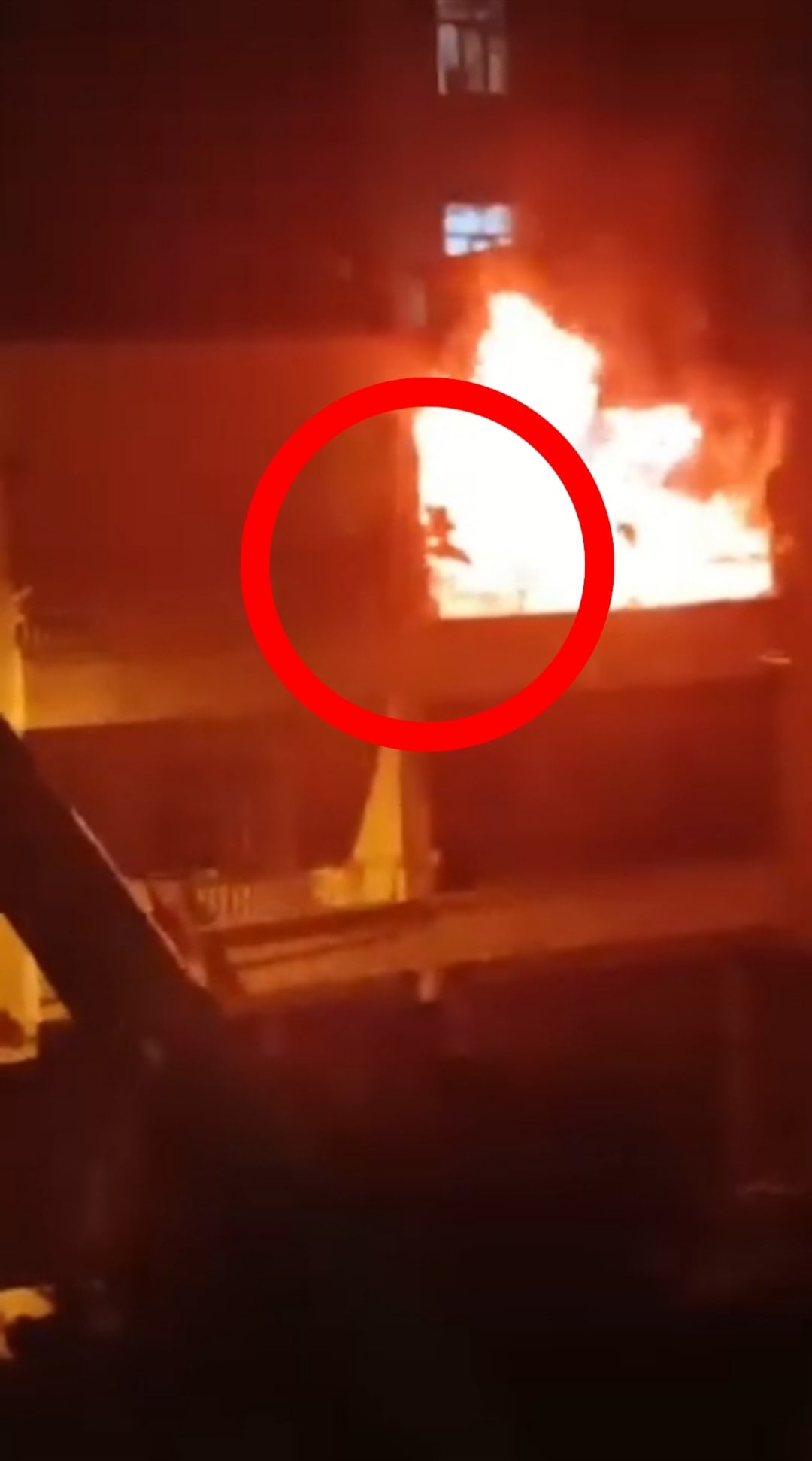 Yangında kalan çocuğunu kurtarmak için alevler ortasına daldı