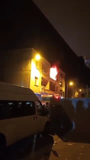 Yangında kalan çocuğunu kurtarmak için alevler ortasına daldı